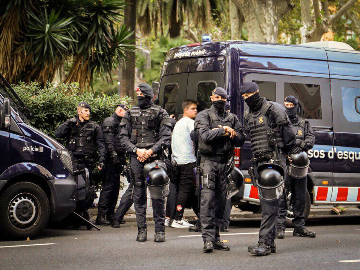 El detenido en Via Laietana por los ataques a la Jefatura Superior de Policía de Cataluña, en una imagen difundida por Anonymous. 