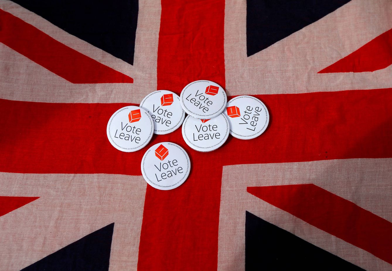 Chapas a favor del Brexit sobre una bandera del Reino Unido. (Reuters)