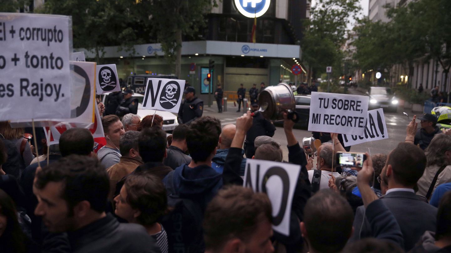 Cientos de personas concentradas frente a la sede del PP en la calle Génova de Madrid. (EFE)