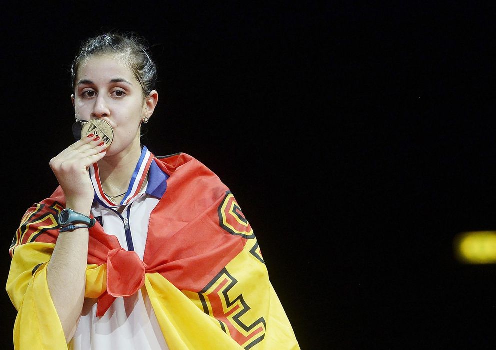 Foto: Carolina Marín besa la medalla de oro que le acredita como campeona del mundo de bádminton. (EFE)
