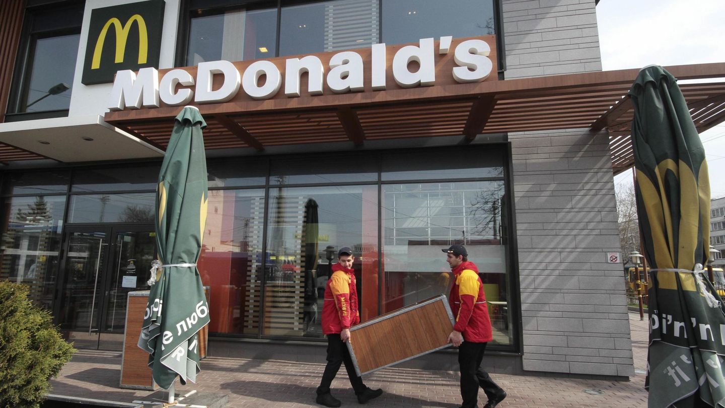 Cierre de un McDonald's en Simferopol, en Abril de 2014 (REUTERS).