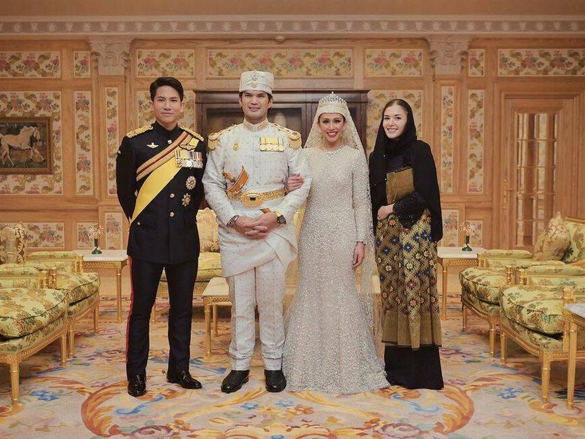Foto:  El príncipe Mateen, a la izquierda, y Anisha, a la derecha, en la boda de la princesa Azemah. (Palacio Real de Brunéi) 