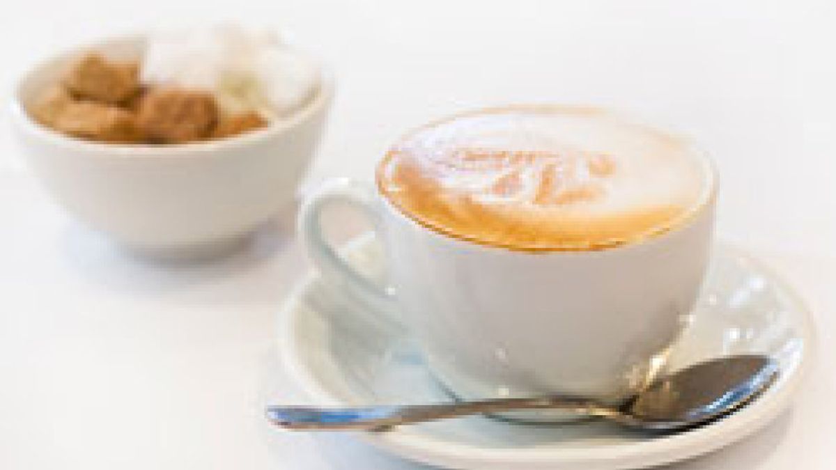 El café con leche: corto de azúcar y en taza pequeña