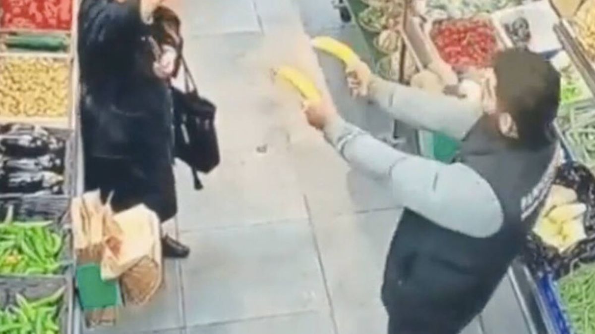 El tierno "duelo" entre una abuela y un reponedor de frutas se hace viral en Twitter 