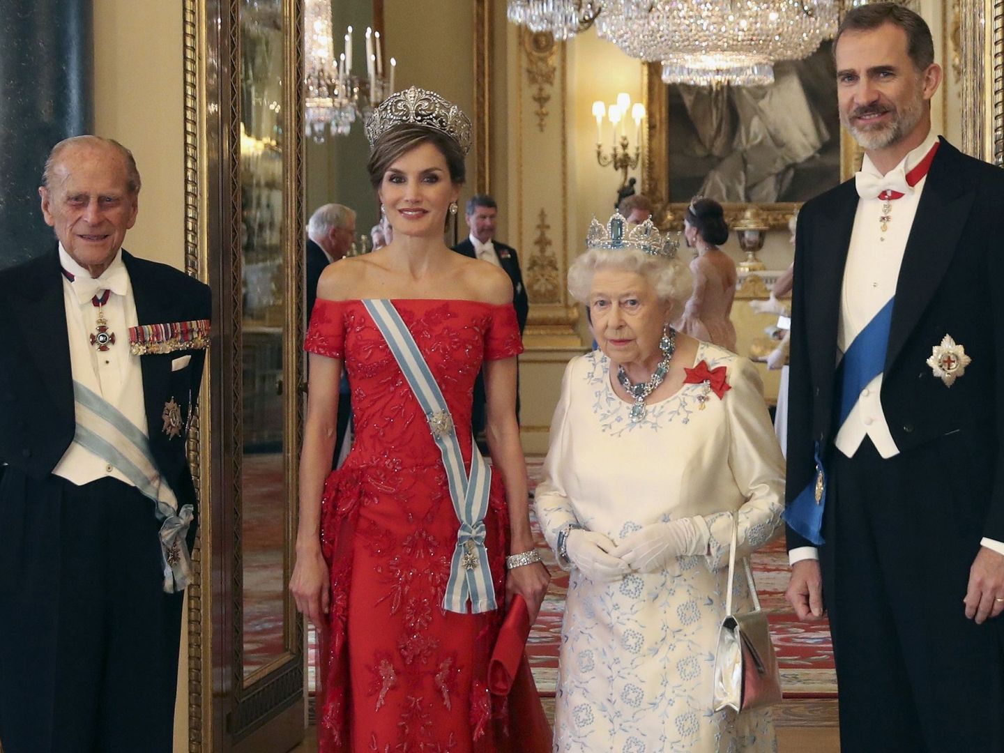 Con la reina Isabel II y Felipe de Edimburgo, en Londres. (EFE)