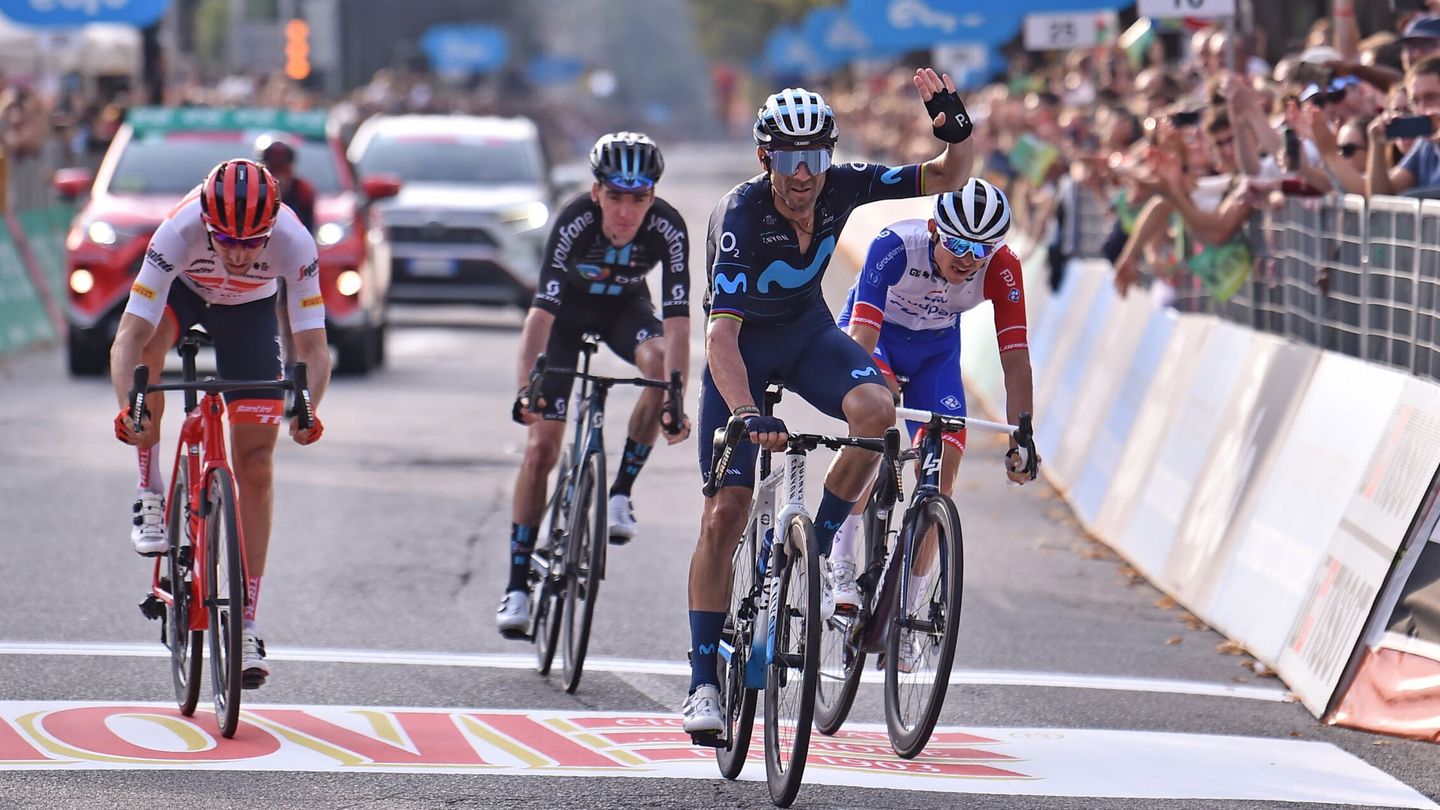 Alejandro Valverde cruza la meta del Giro di Lombardia. (EFE/Michele Maraviglia) 