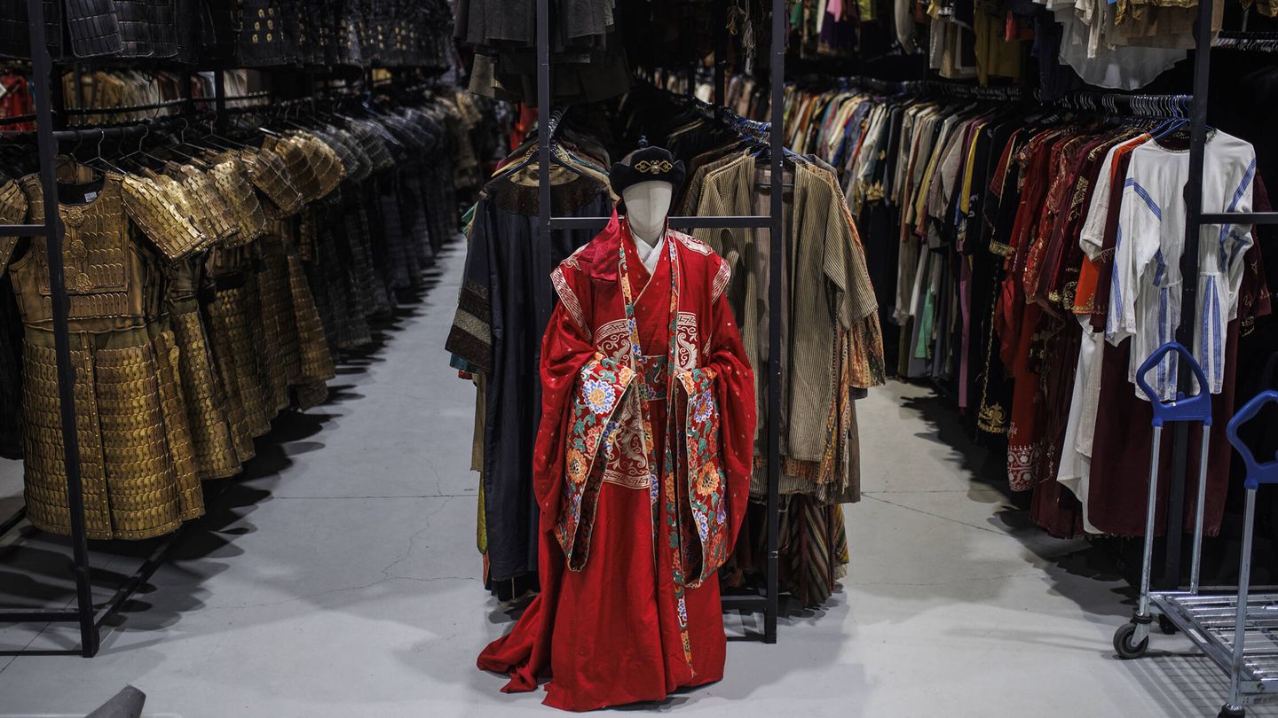 Uno de los pabellones de ropa de Peris Costumes, donde se puede ver vestuario de la película 'Mulán'. (A. M. V.)