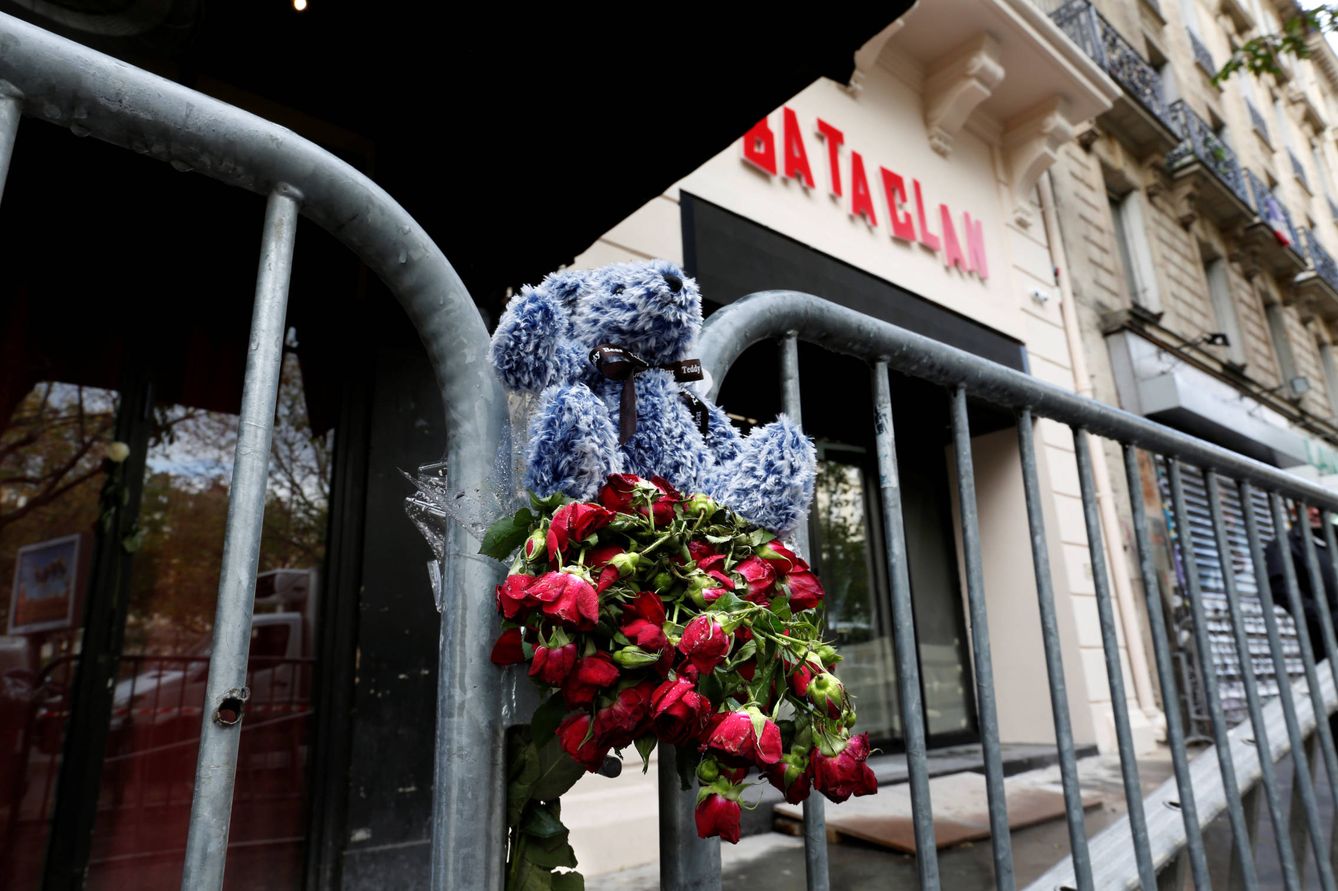 Rosas ante la puerta de la sala Bataclan un año después de la masacre yihadista en París. (Reuters) 