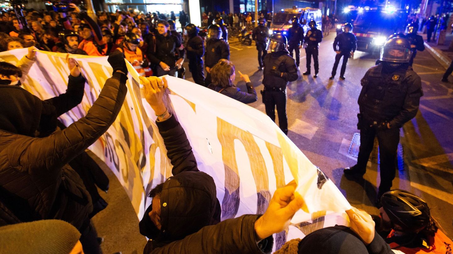 Agentes antidisturbios controlan la manifestación convocada por los CDR. (EFE)