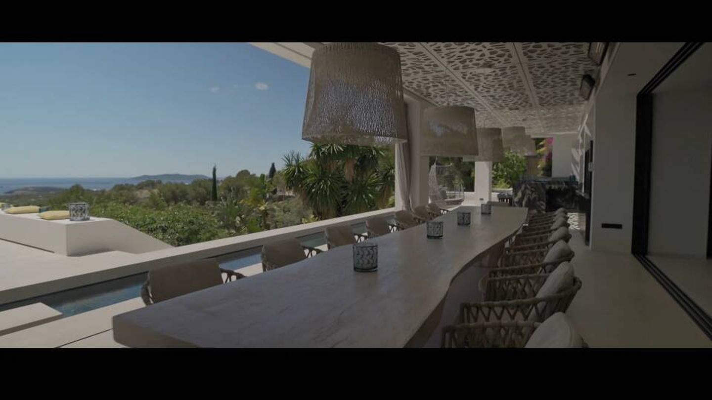 Terraza de 'The wave', la lujosa villa de Ibiza en 'Apatrullando'. (Atresmedia)
