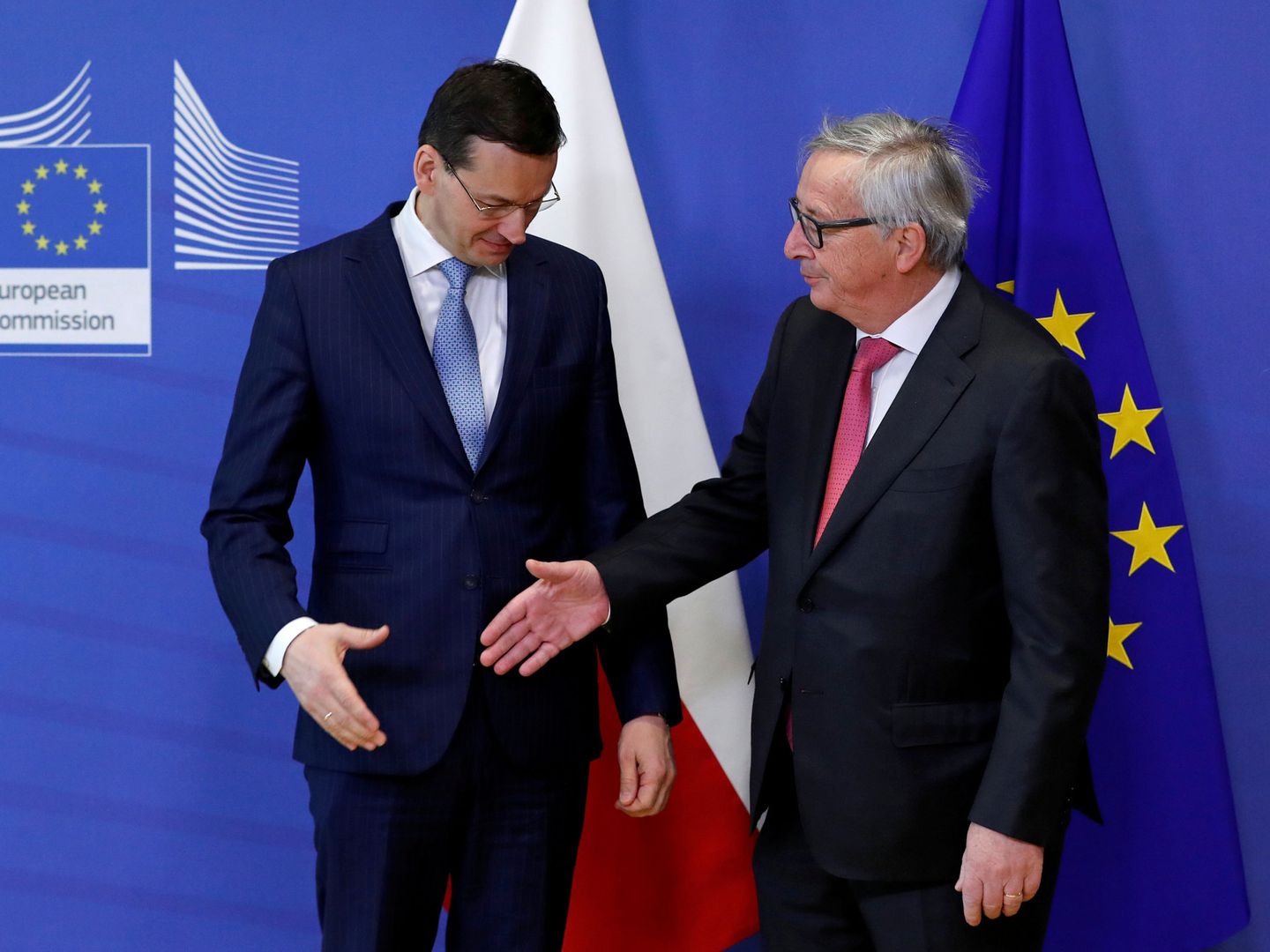 Mateus Morawiecki y el presidente de la Comisión Europea, Jean-Claude Juncker. (Reuters)