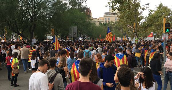 Foto: Los estudiantes ya toman la plaza Universidad de Barcelona. (David Brunat)
