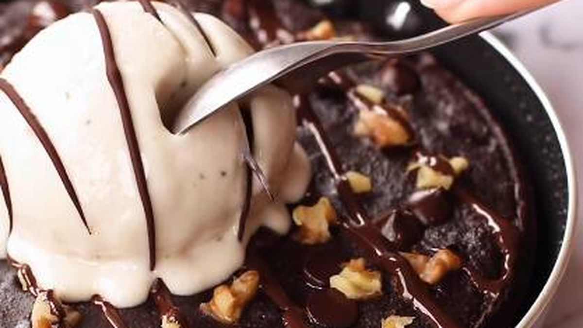 Ni harina ni azúcar añadido: el goloso 'brownie' de chocolate que puedes hacer a la sartén