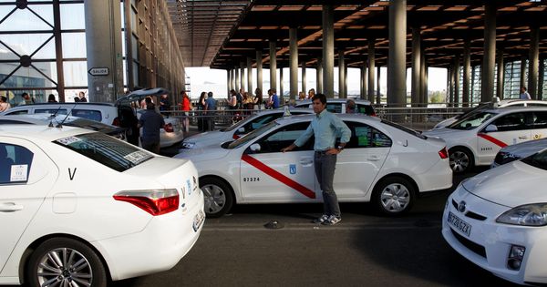 Foto: Taxistas en la estación de Atocha. (Reuters)