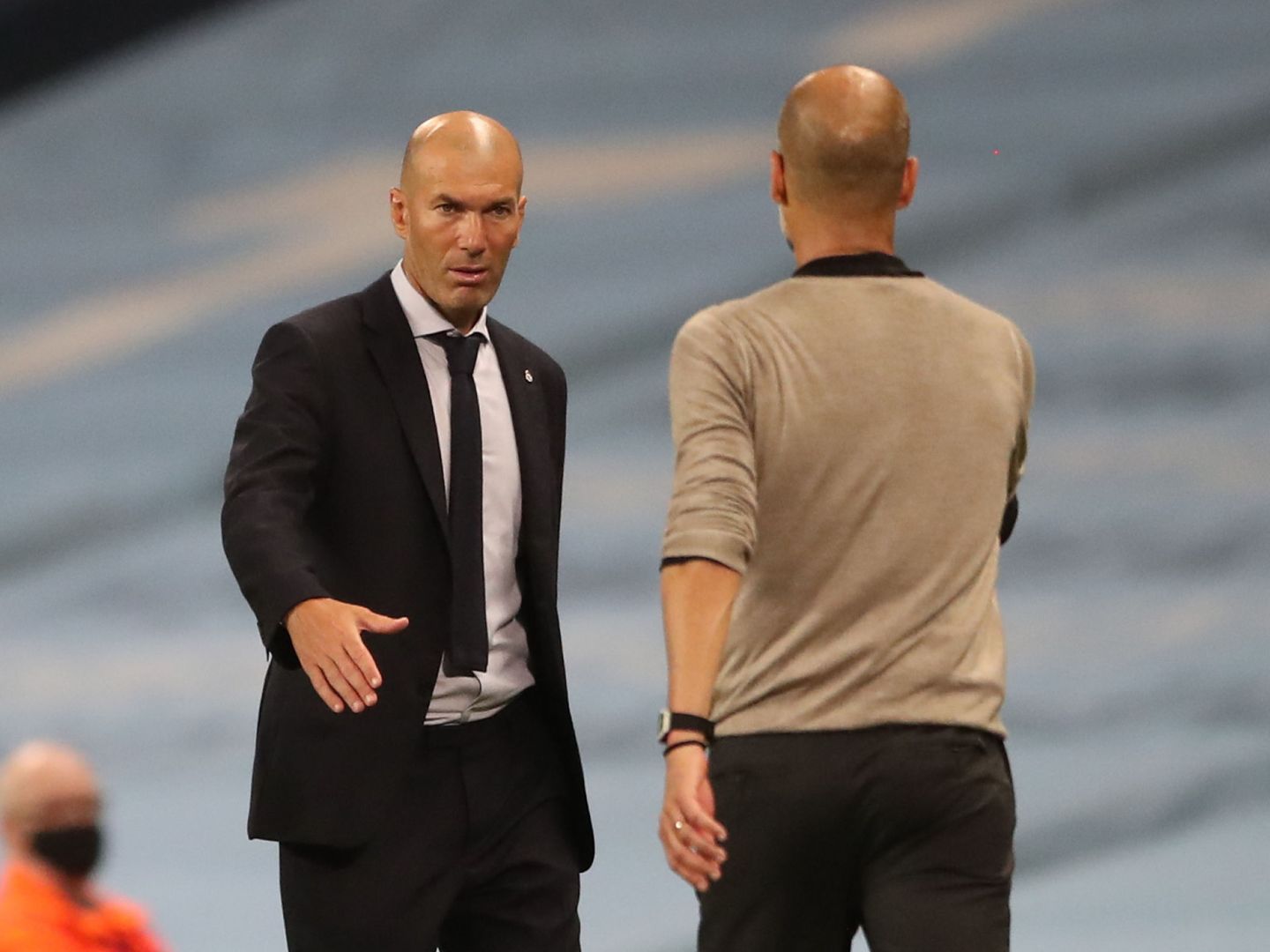 Zidane saluda a Pep Guardiola en el partido contra el Manchester City. (Efe)