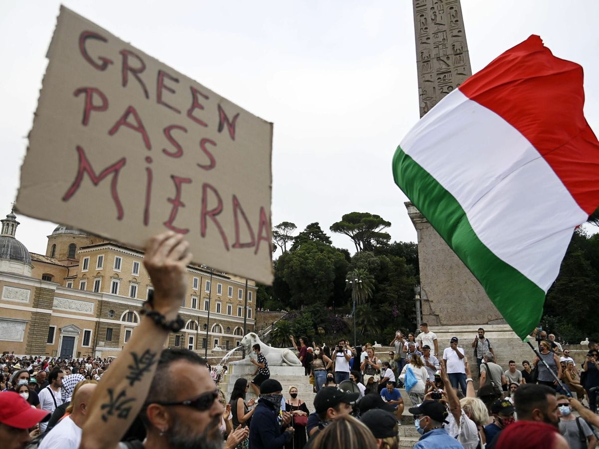Foto: Protestas contra el 'green pass' en Roma. (EFE)