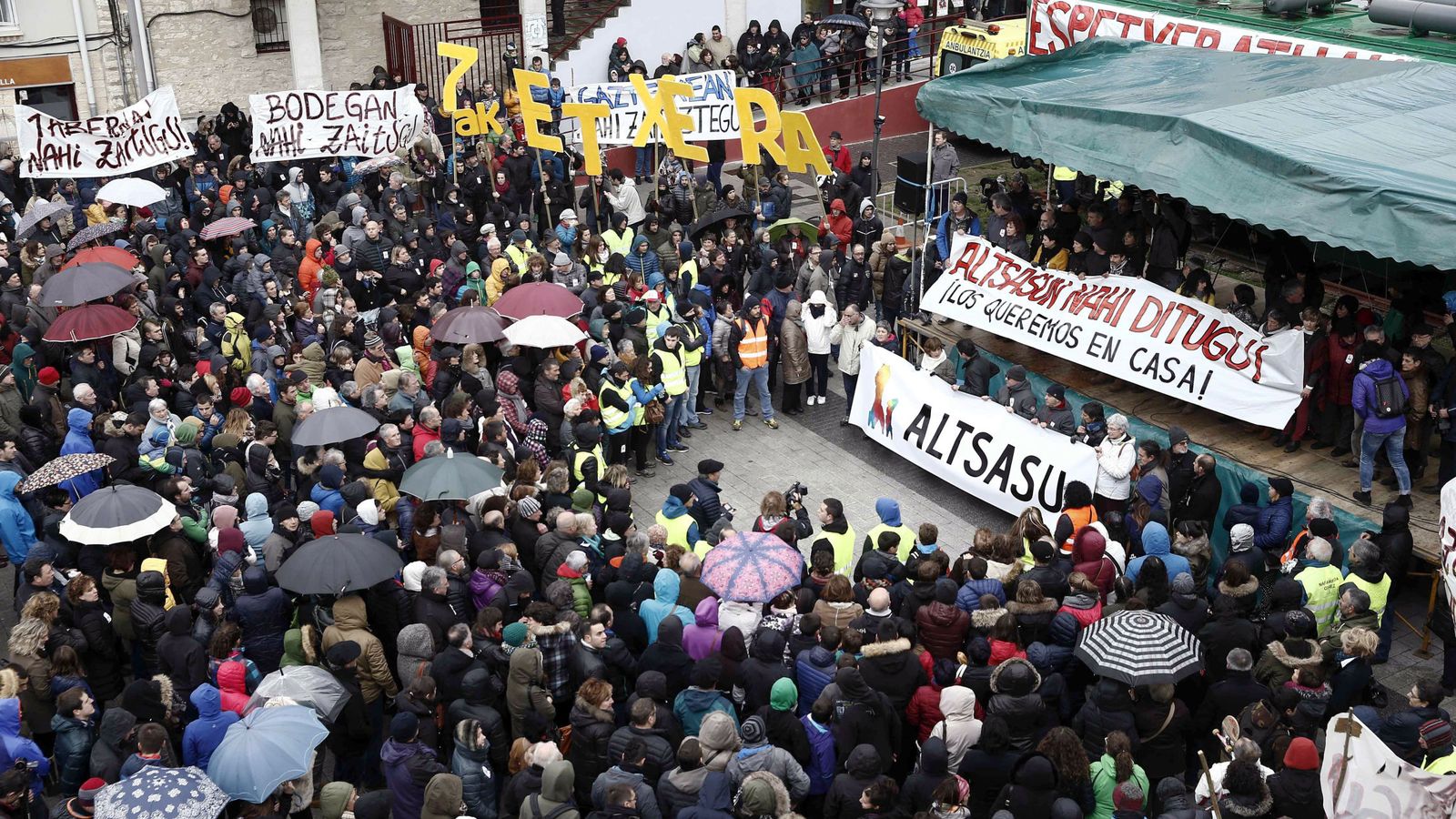 Foto: Los manifestantes congregados en el centro de Alsasua. (EFE)