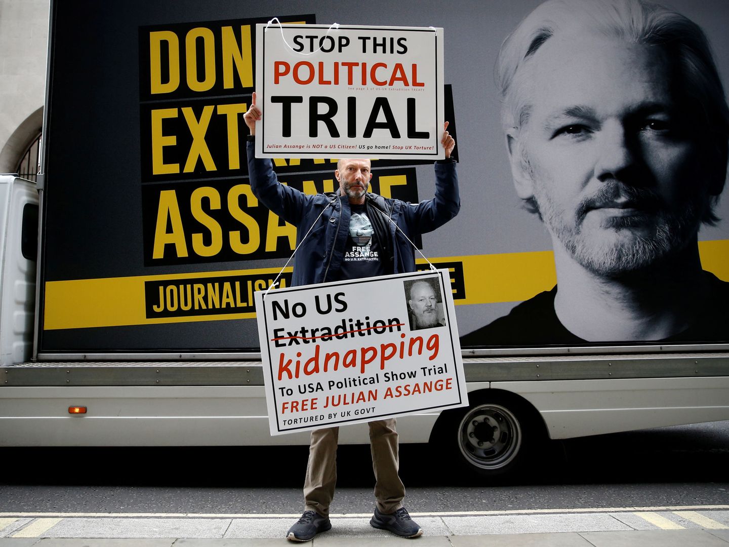 Un manifestante protesta contra la extradición de Julian Assange en Londres el pasado lunes. (Reuters)