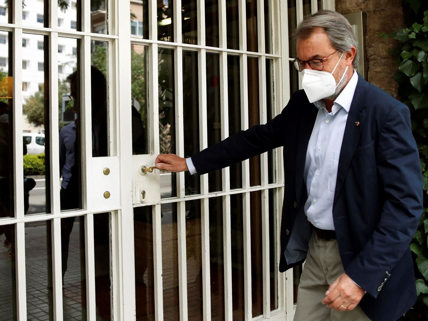 El expresidente de la Generalitat Artur Mas en la puerta del domicilio del 'expresident' Jordi Pujol. (EFE)
