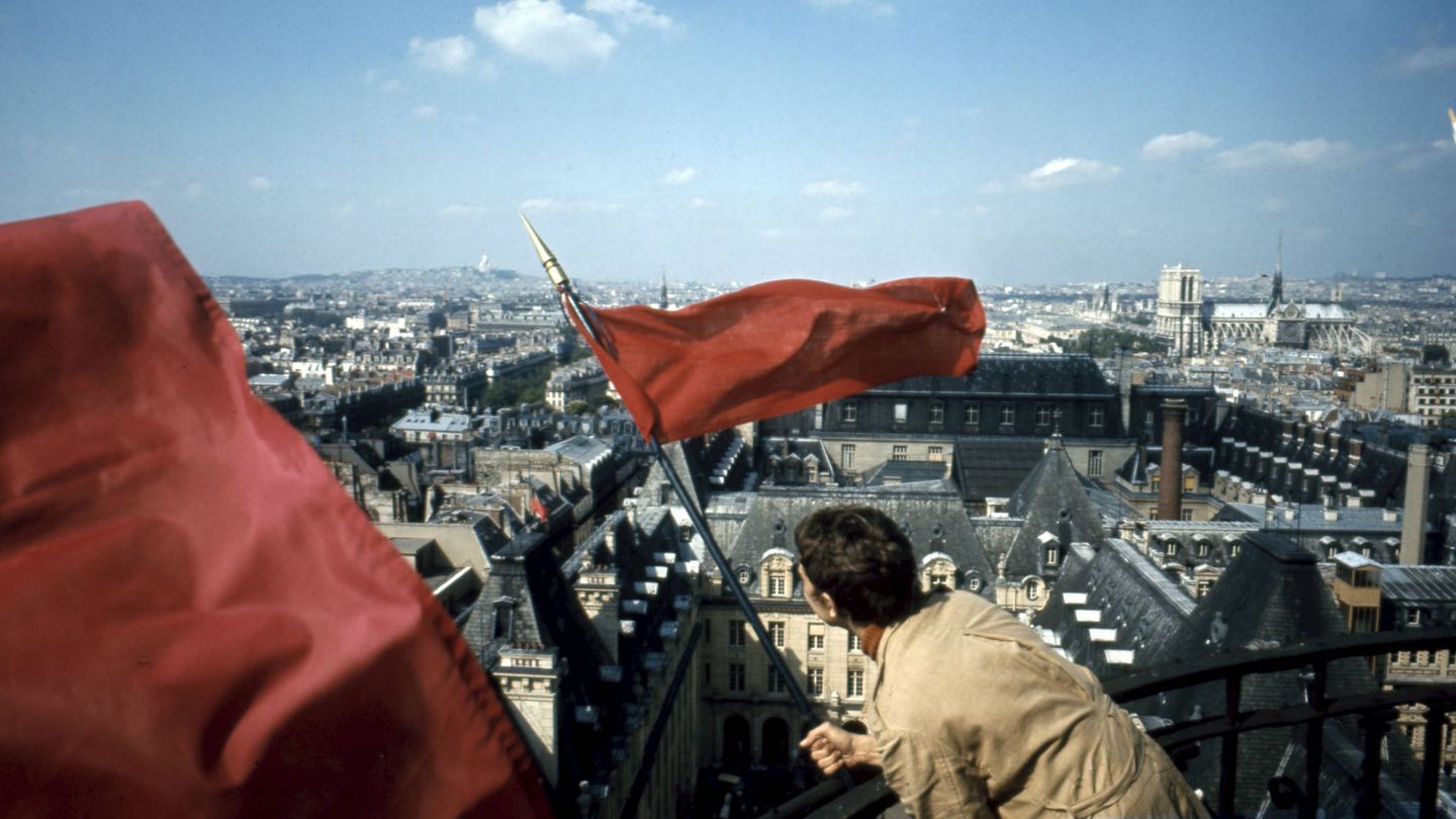 Manifestantes ondean la bandera roja en la Sorbona en París en mayo de 1968. (Getty Images)