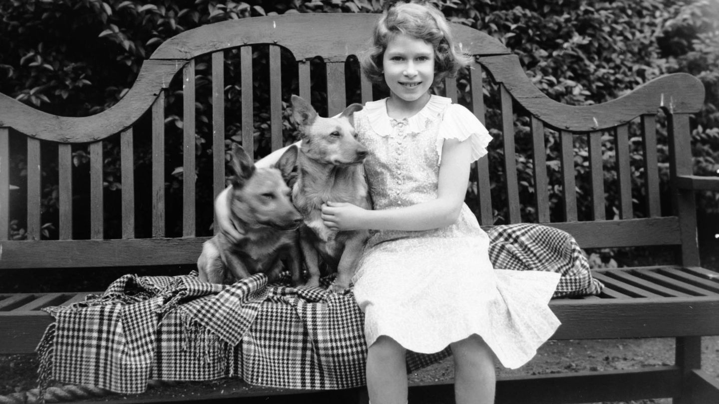 La reina Isabel, en 1936 con sus perros. (CP)