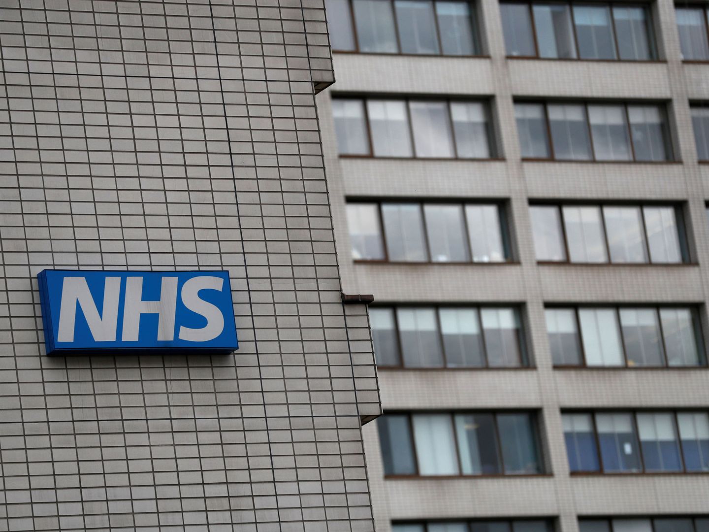 Un hospital de Londres tuvo que cerrar varias salas durante semanas (Reuters/Stefan Wermuth)