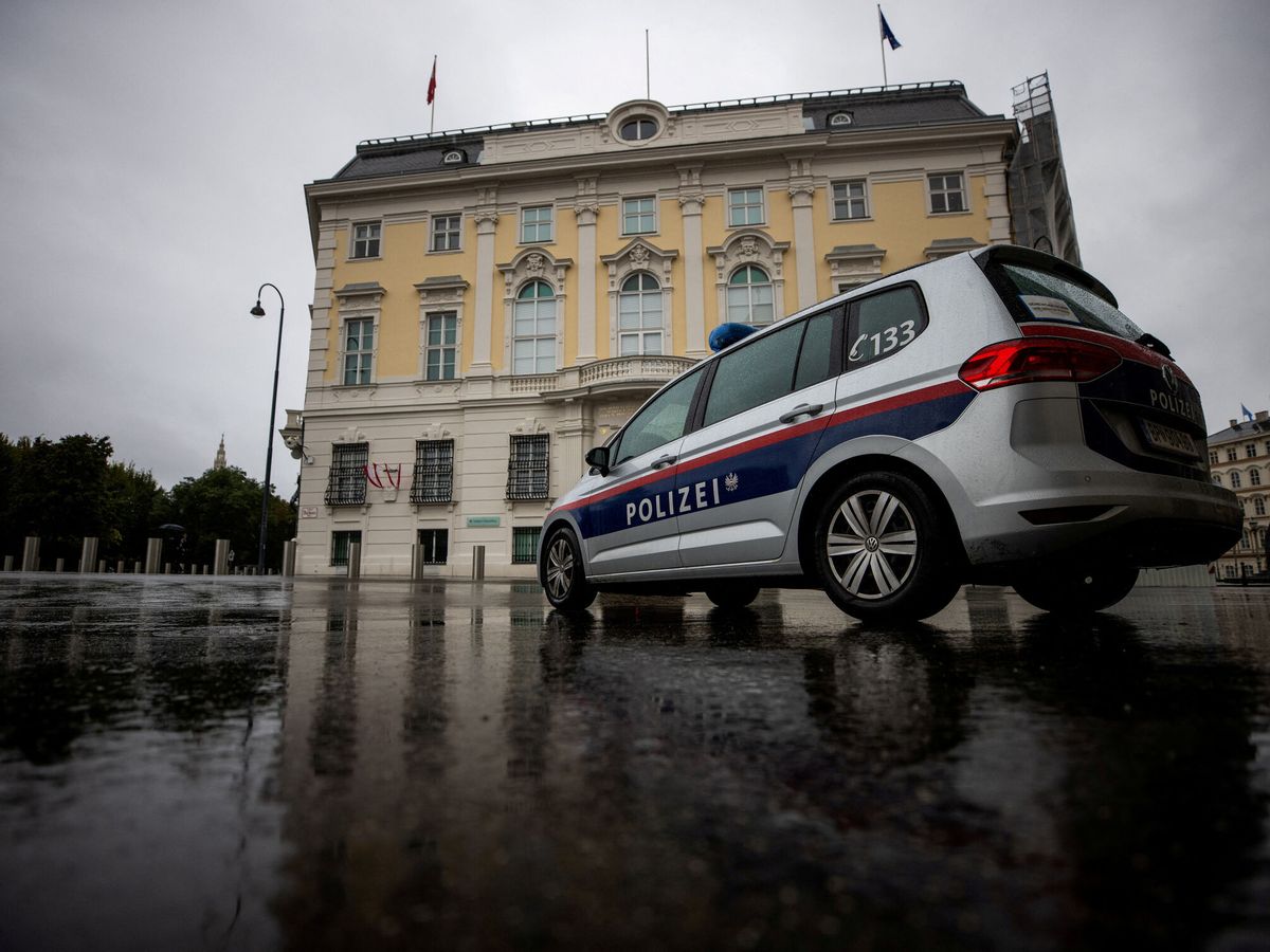Foto: Un coche de la policía austríaca. (Reuters/Archivo/ Lisi Niesner)