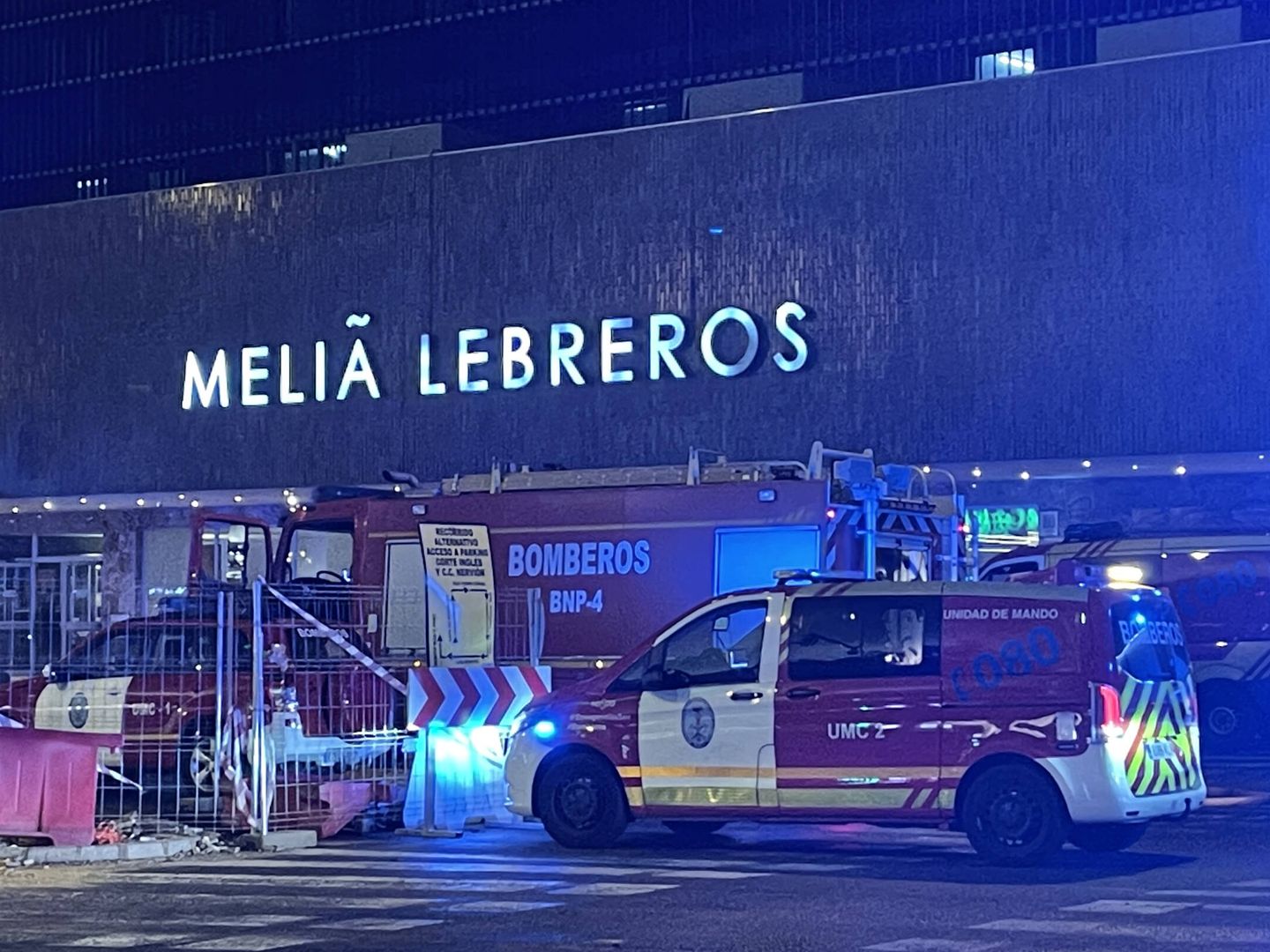 Bomberos en las puertas del Hotel Meliá Los Lebreros