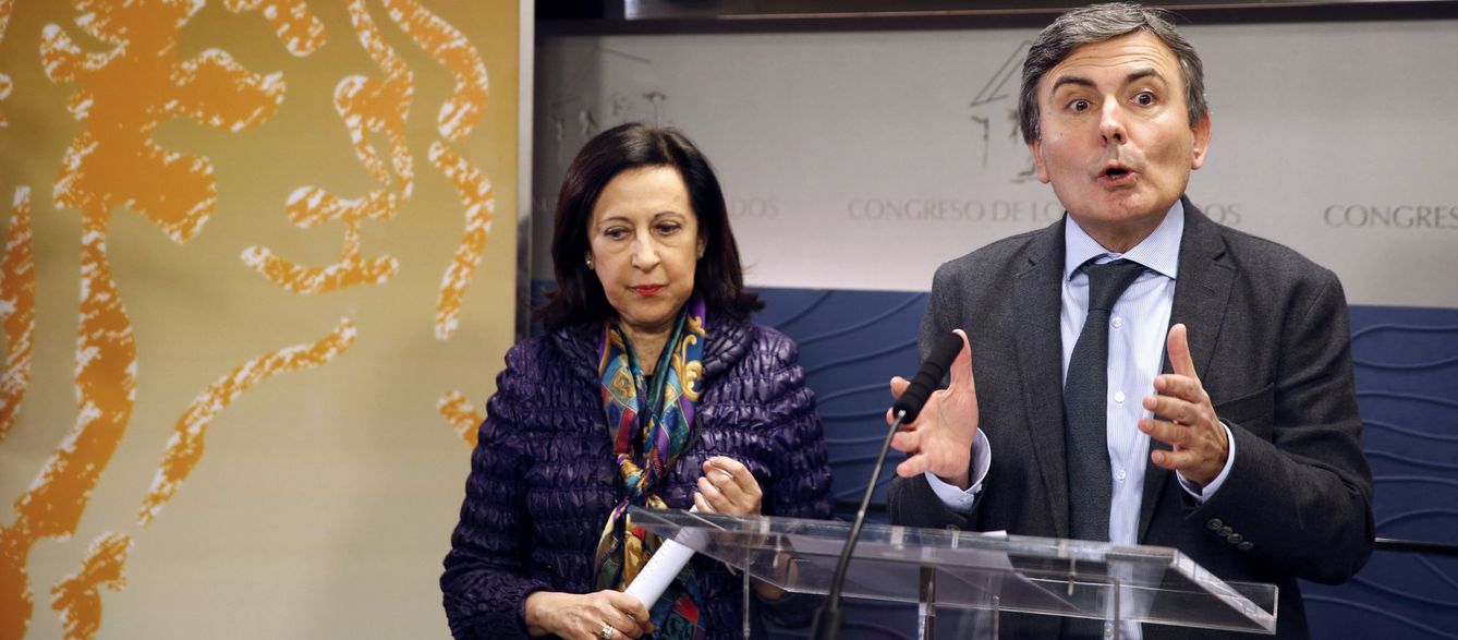El portavoz de Economía del PSOE, Pedro Saura, junto a la diputada socialista Margarita Robles. (EFE)