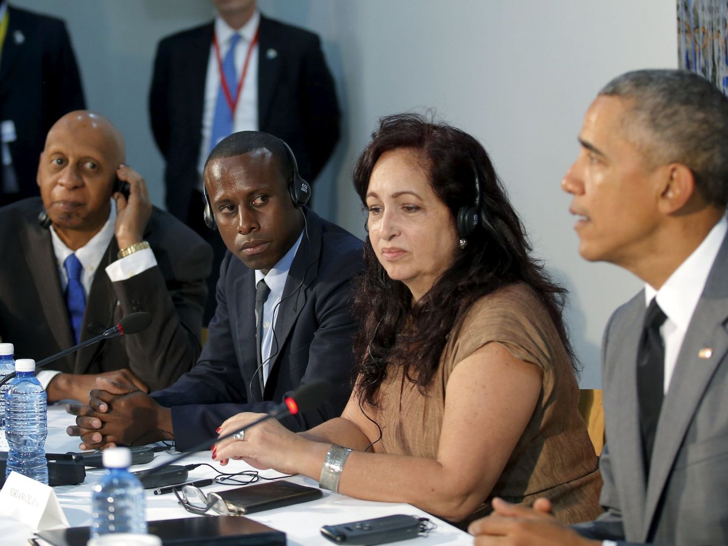 El ya expresidente norteamericano Barack Obama, reunido con los disidentes Guillermo Fariñas (i), Nelson Matute (2i) y Miriam Leiva (2d), entre otros, en la embajada de EEUU en La Habana, el 22 de marzo de 2016, durante su visita a la isla. (Reuters)