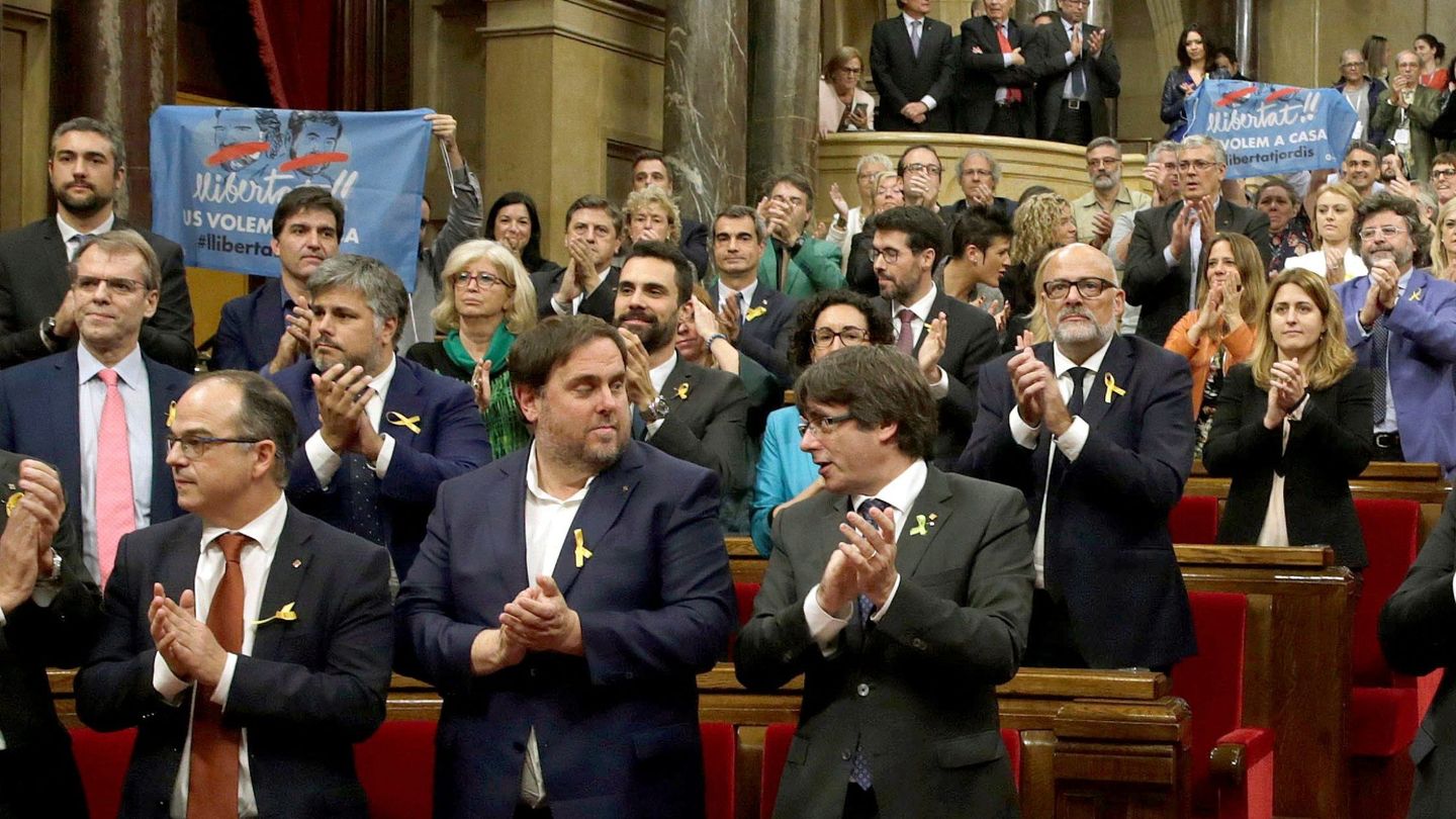 Carles Puigdemont y Oriol Junqueras, aplauden junto a los diputados de JxSí y la CUP tras la votación. (EFE)
