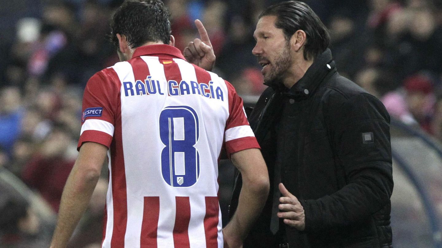 Simeone da instrucciones a Raúl García en el Atlético. (EFE/Kiko Huesca).