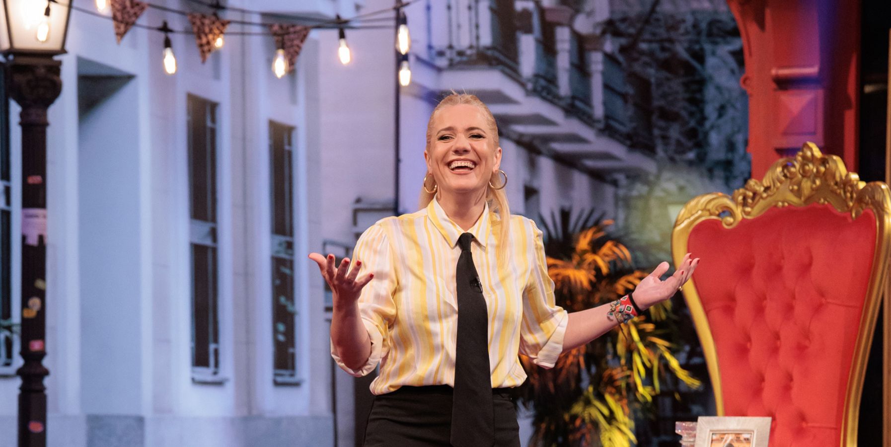 TVE lanza un importante aviso sobre 'Al cielo con ella': Henar Álvarez vuelve a salir del plató para entrevistar a otra estrella internacional