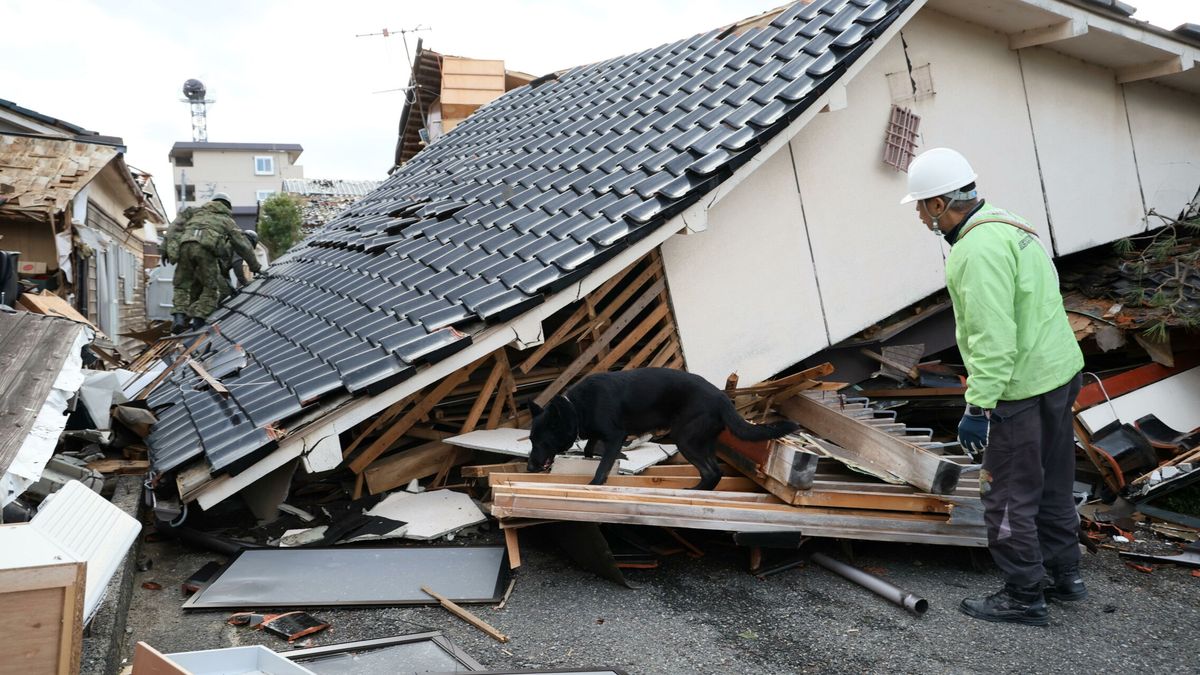 El terremoto de Japón deja más de 90 muertos y 242 desaparecidos y siguen buscando supervivientes