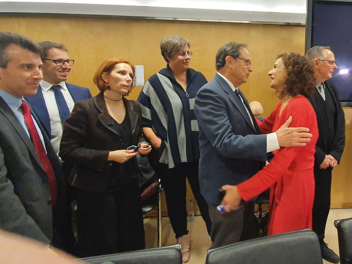 Foto: El 'conseller' de Hacienda, Vicent Soler, con su equipo detrás, saluda a la ministra de Hacienda, María Jesús Montero. (EFE)