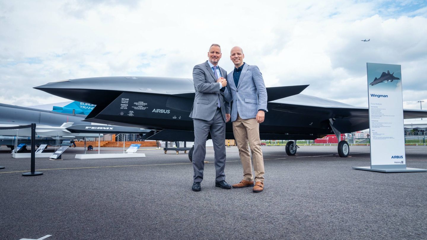 Michael Schoellhorn, CEO de Airbus Defence and Space (a la izquierda) y Gundbert Scherf, co-CEO de Helsing delante de la maqueta a escala 1:1 del Airbus Wingman. (Airbus)
