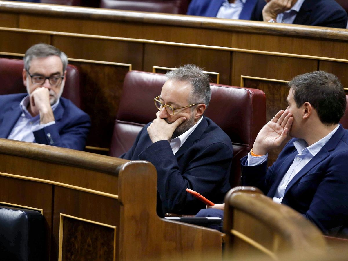 Foto: Albert Rivera, junto Juan Carlos Girauta y José Manuel Villegas, en el Congreso de los Diputados. (EFE)