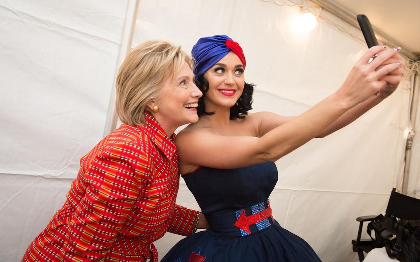 Katy Perry junto a Hillary Clinton en un acto de campaña el pasado octubre (Instagram)
