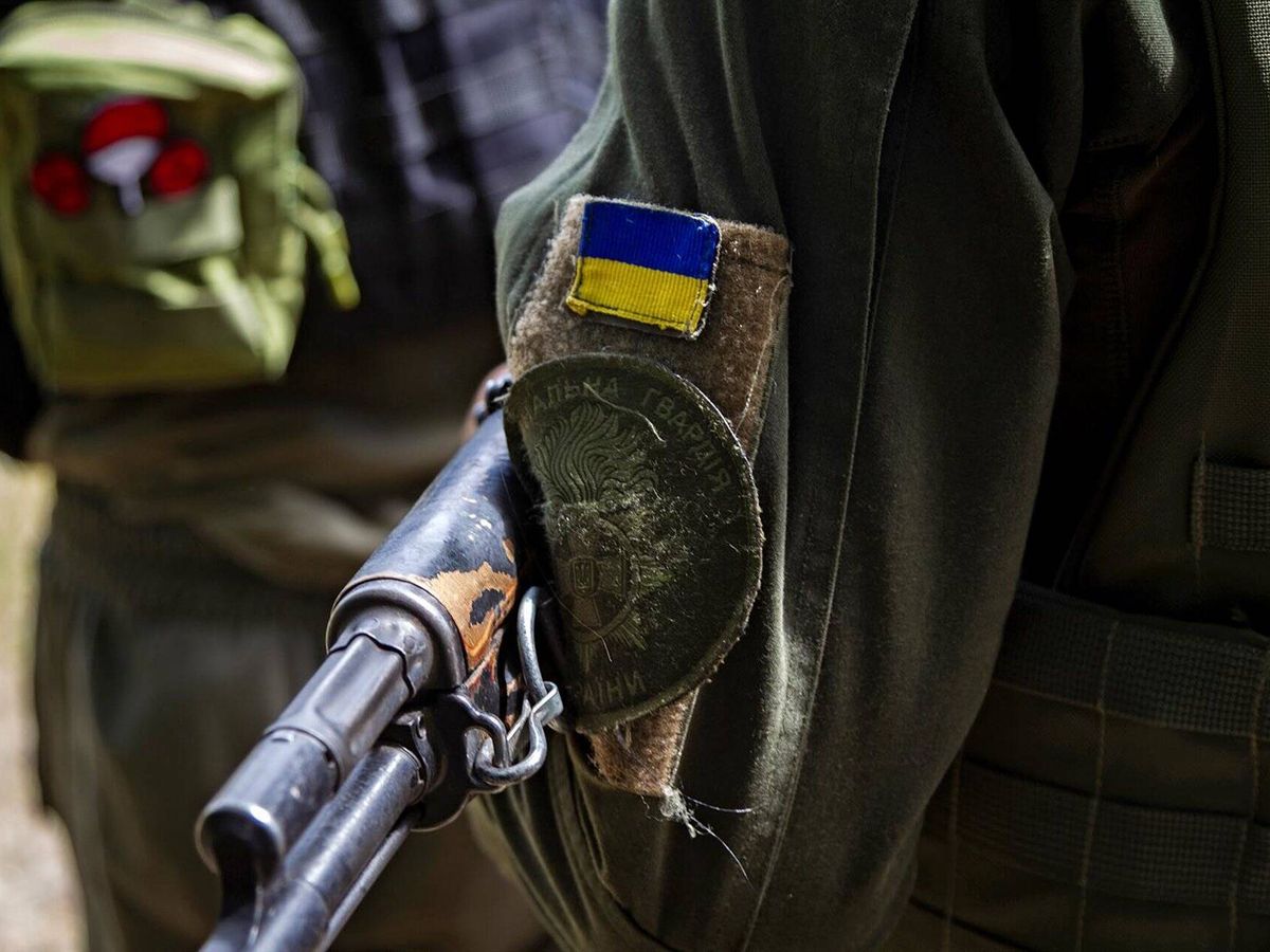 Foto: Un militar sostiene un fusil durante el ejercicio conjunto de la Guardia Nacional de Ucrania y la Fuerza de Gendarmería Europea. (Europa Press/Kirill Chubotin)