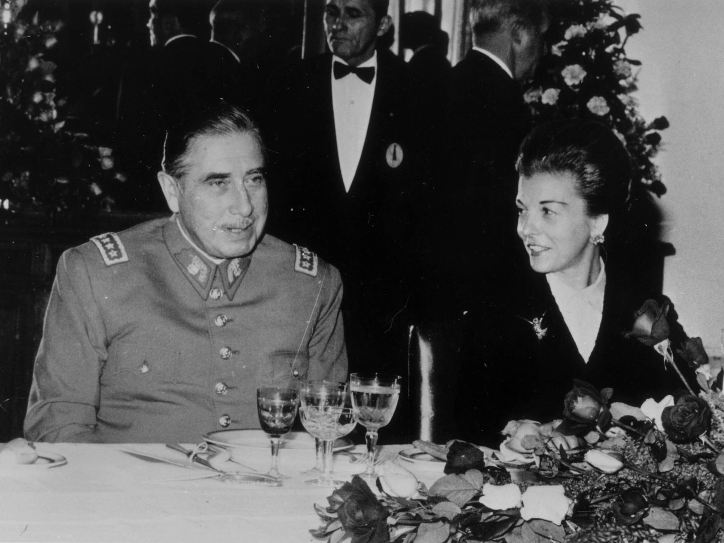 Augusto Pinochet junto a María Estela Martínez de Perón en 1975. (Getty/Keystone)