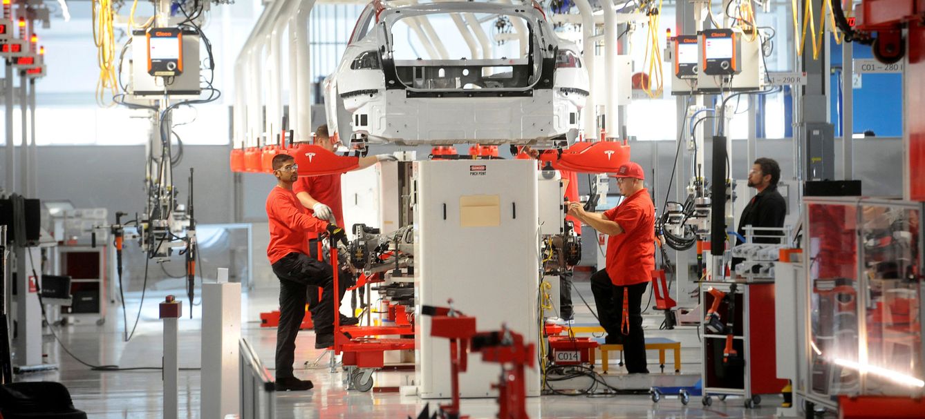 Trabajadores en una fábrica de Tesla en Nevada. (Reuters)