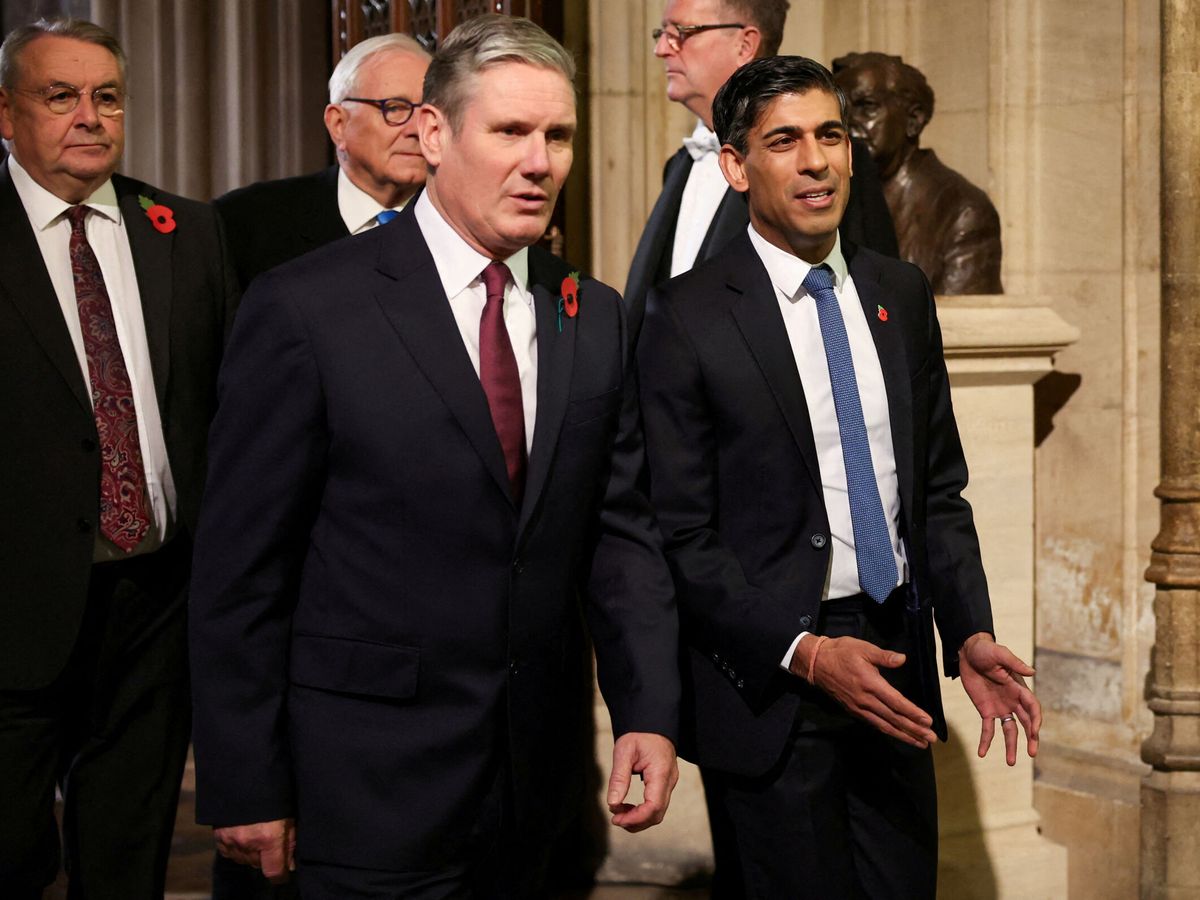 Foto: El líder laborista, Keir Starmer, junto al primer ministro conservador, Rishi Sunak, en el Parlamento británico. (Reuters/Hannah McKay)