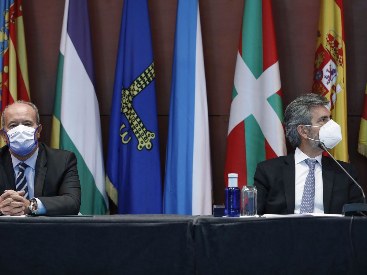 Foto: El presidente del Tribunal Supremo y del Consejo General del Poder Judicial (CGPJ), Carlos Lesmes, acompañado por el ministro de Justicia del Gobierno, Juan Carlos Campo (i). (EFE)