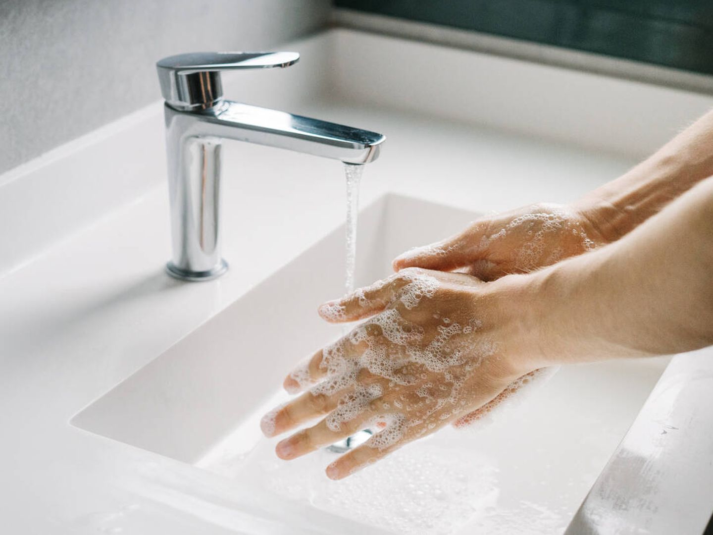 Una persona lavándose las manos (iStock)