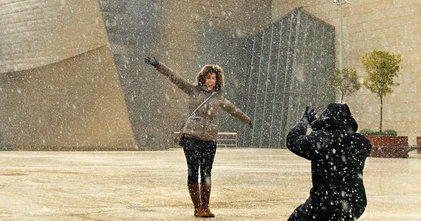 Foto: Una pareja se fotografía en el Guggenheim de Bilbao durante una intensa nevada. (EFE)