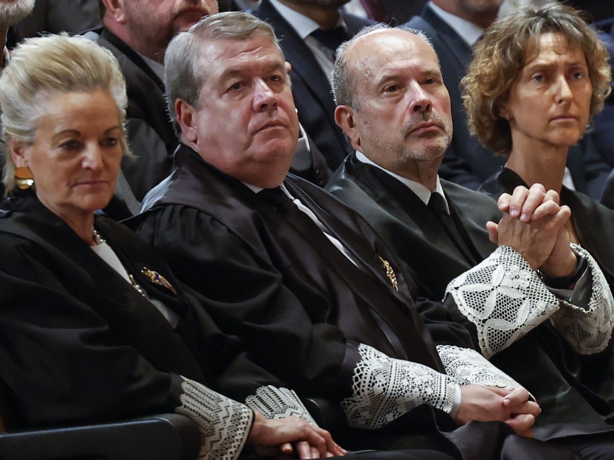 Foto: Los cuatro nuevos magistrados del Constitucional. (EFE/Ballesteros) 