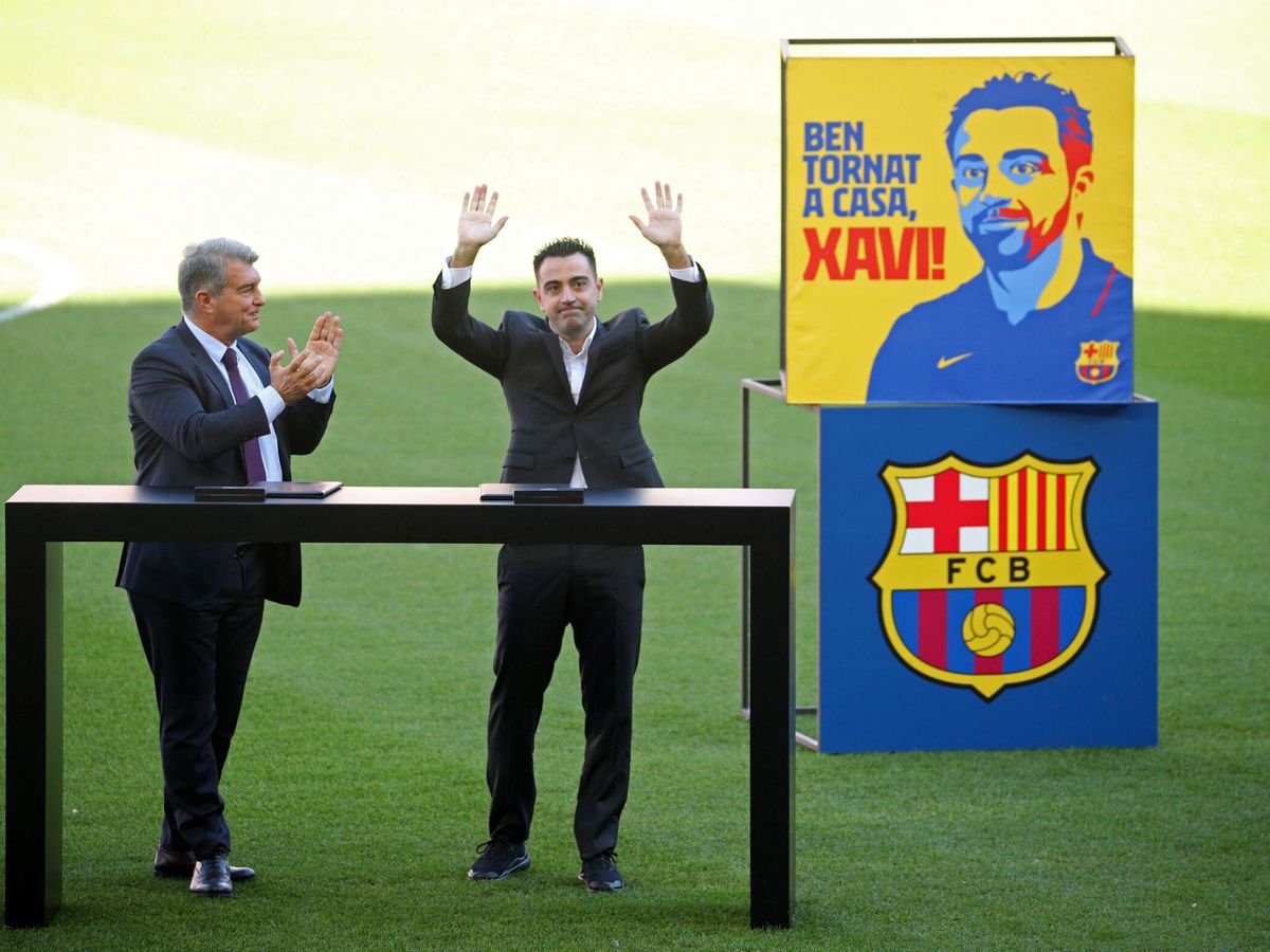 Foto: Joan Laporta aplaude a Xavi en su presentación. (Reuters/Albert Gea)