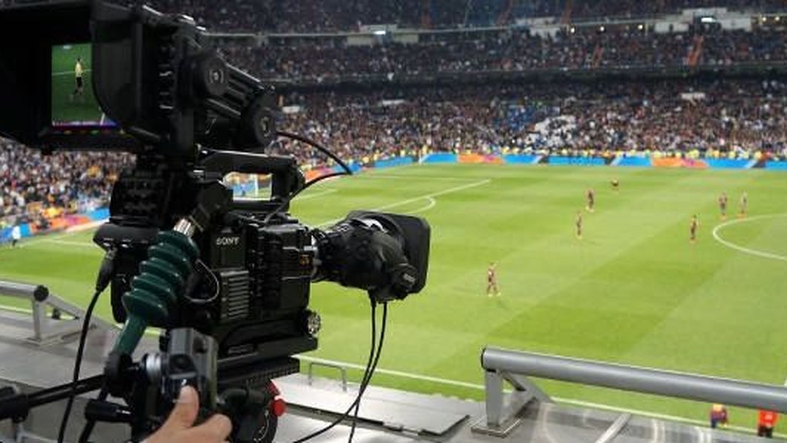 Foto: Una cámara de televisión en uno de los estadios. (EC)