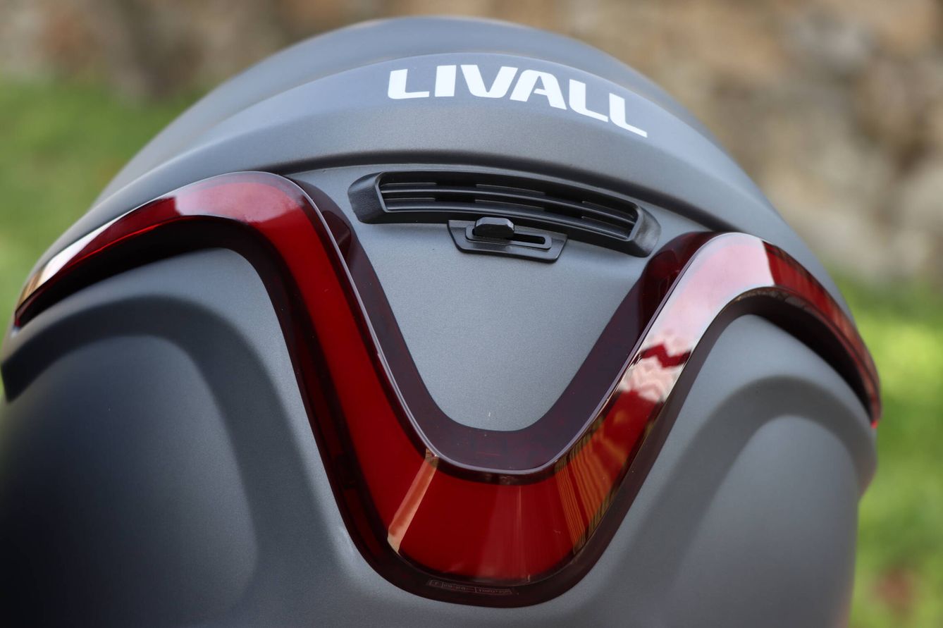 El casco inteligente Livall MC1 tiene luces configurables en la parte posterior.