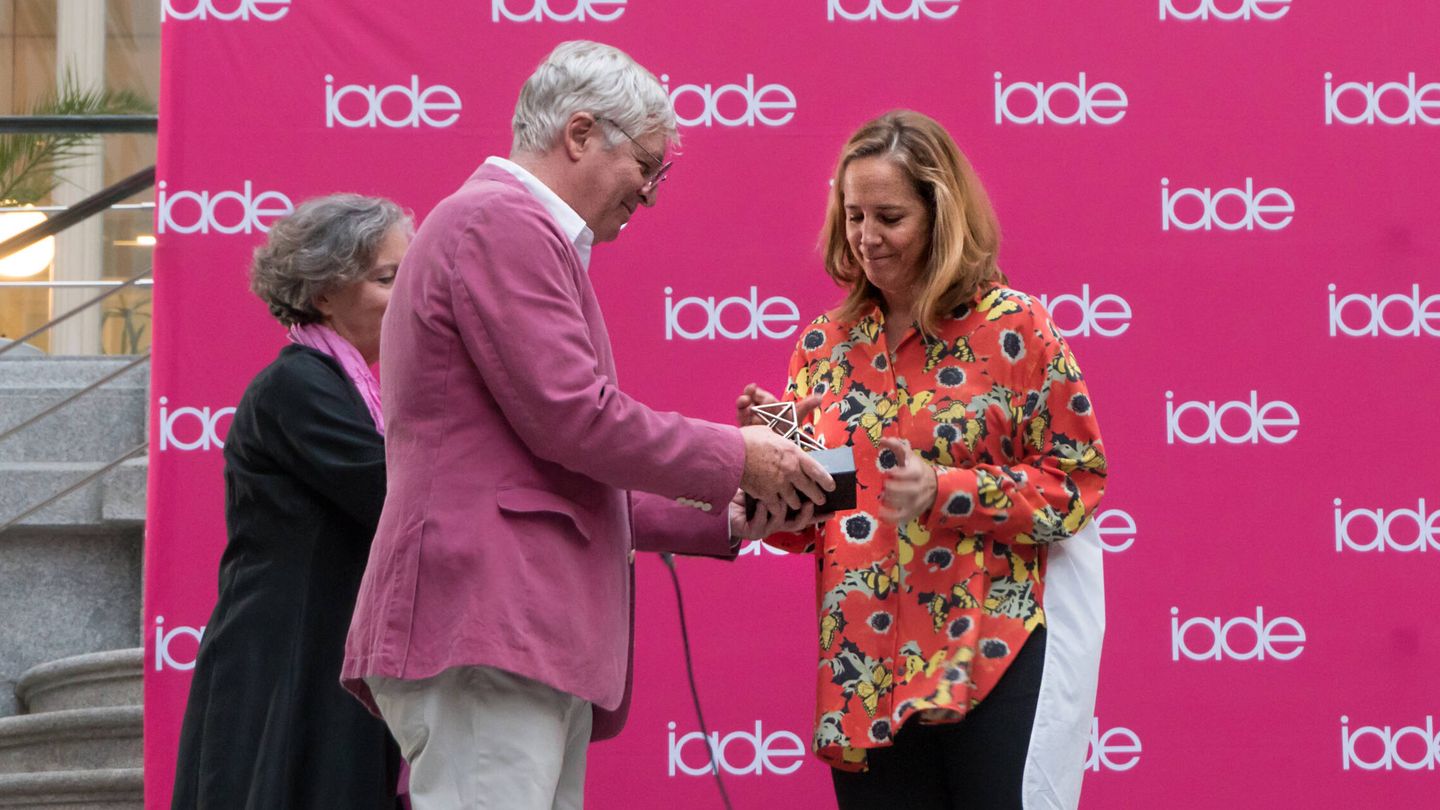 Sheila Loewe recogiendo el premio de Jonathan Anderson. (IADE)
